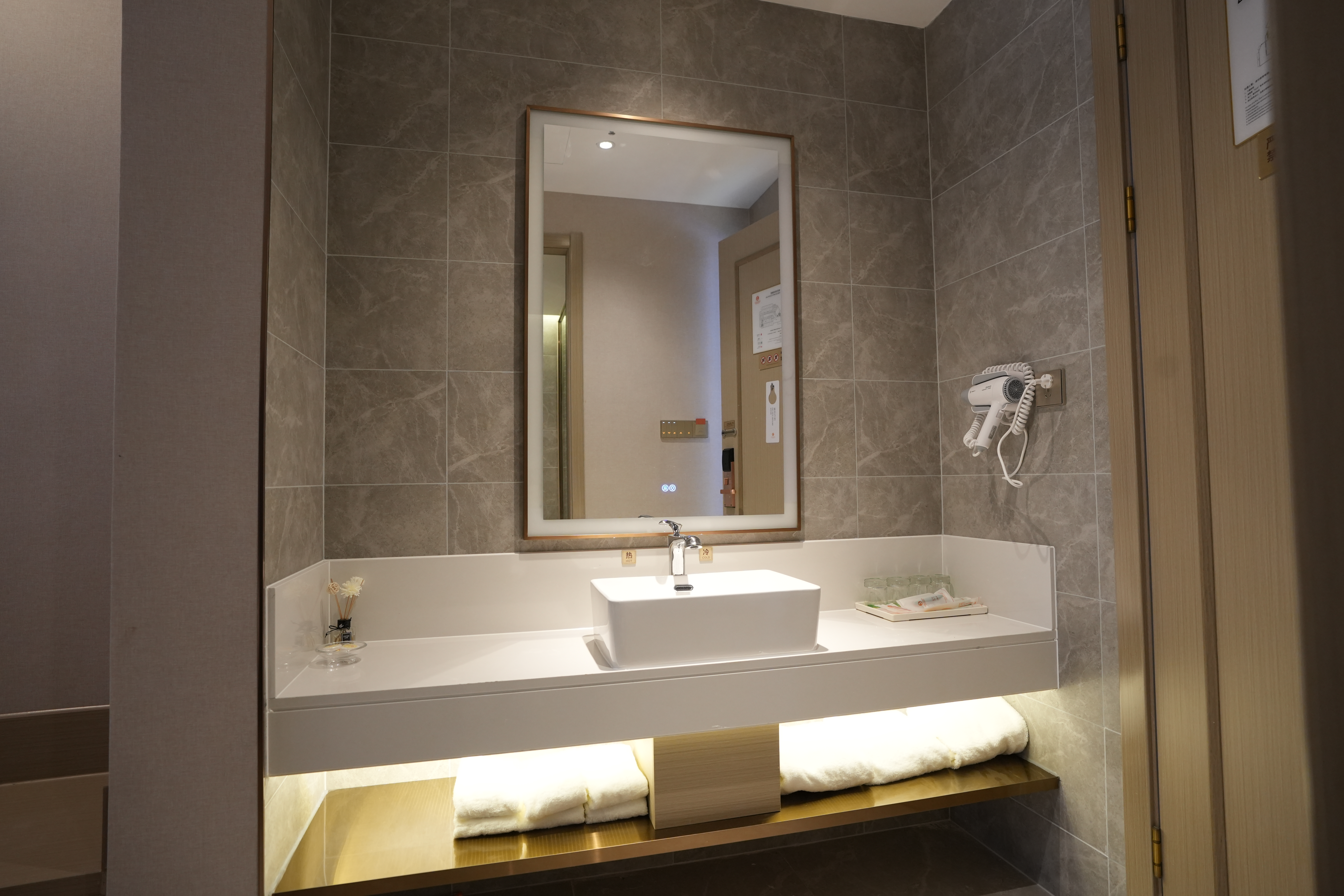 電競四人間[千兆網速.超大高低床]