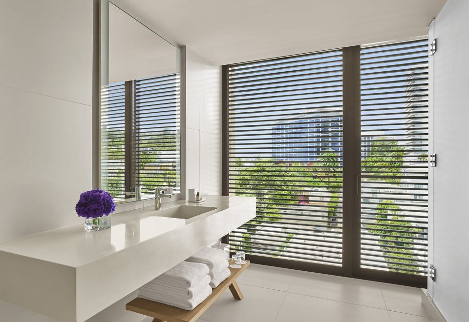 华丽客房, 1 张特大床, 无障碍, 露台 （Mobility w/ Tub）