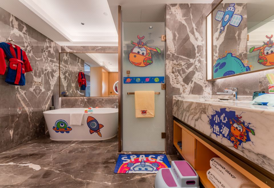 酷芽超級飛俠太空湖景雙床房