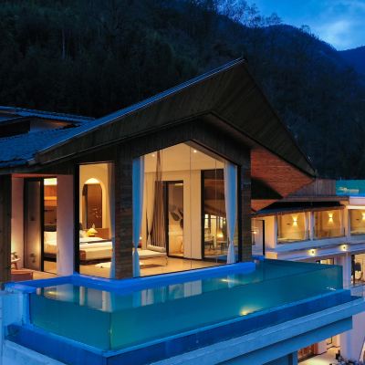 【 閑雲月 】| 無邊温泉雪山全景超大套房+凸型獨立泳池+全屋智能+乳膠床品+躺泳泳池觀貢嘎雪山+觀日照金山+室內鞦韆+270度環繞雪山景觀 鸞喜·隱山民宿（海螺溝店）優惠