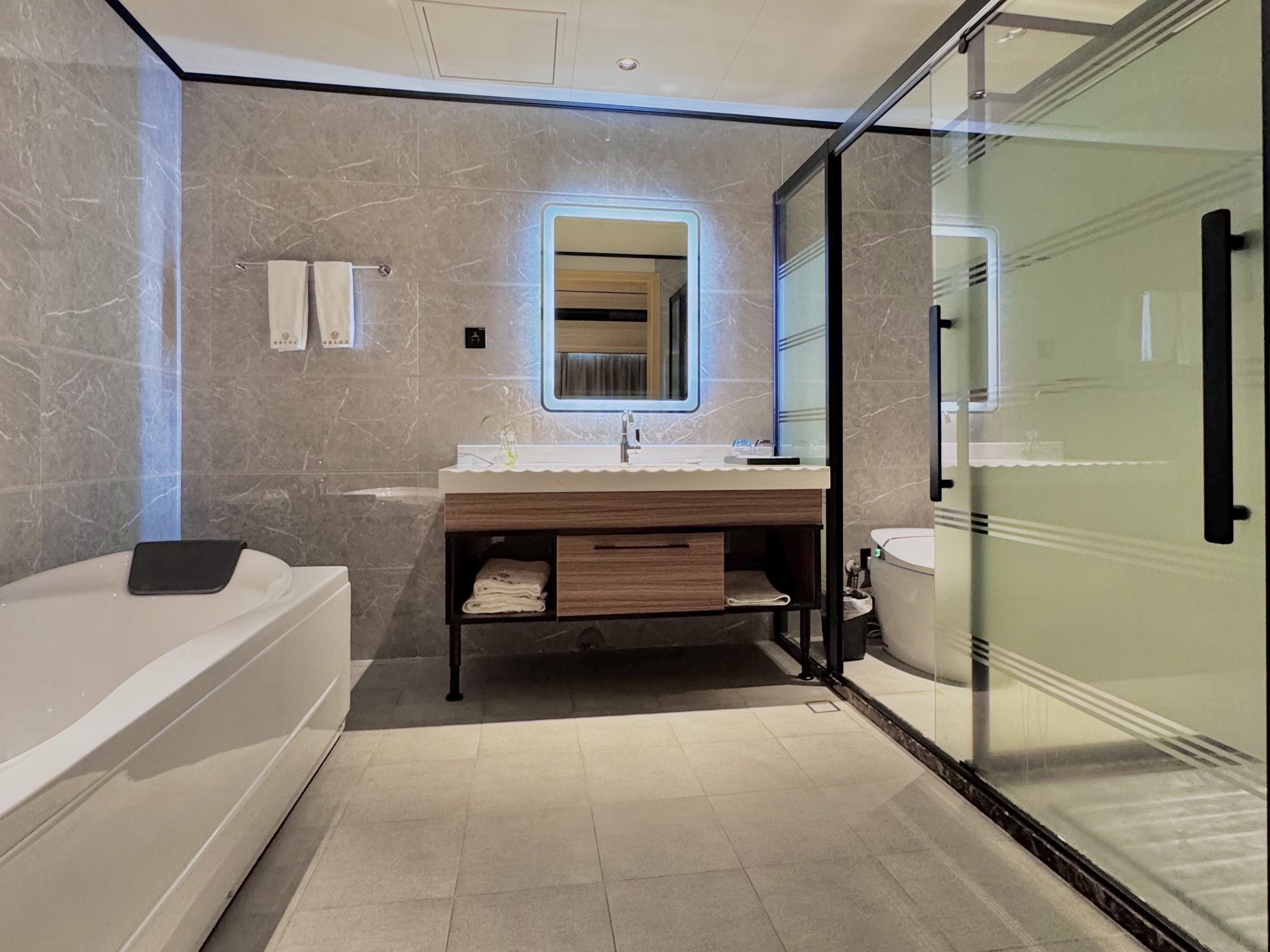 尊贵浴缸套房（独立会客厅+沙发茶几+小冰箱）