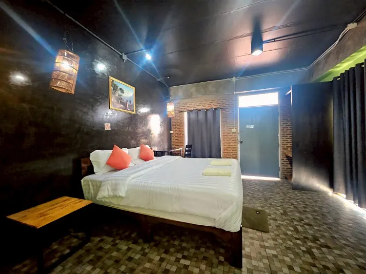 ห้องเตียงใหญ่ พร้อมห้องน้ำส่วนตัว