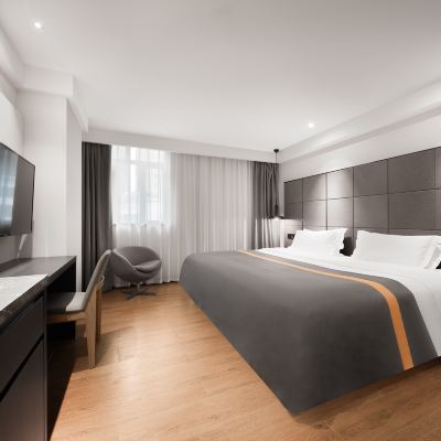 寬居大床房「寬逸臻眠丨親子假日」 重慶假日江景飯店（解放碑洪崖洞店）優惠