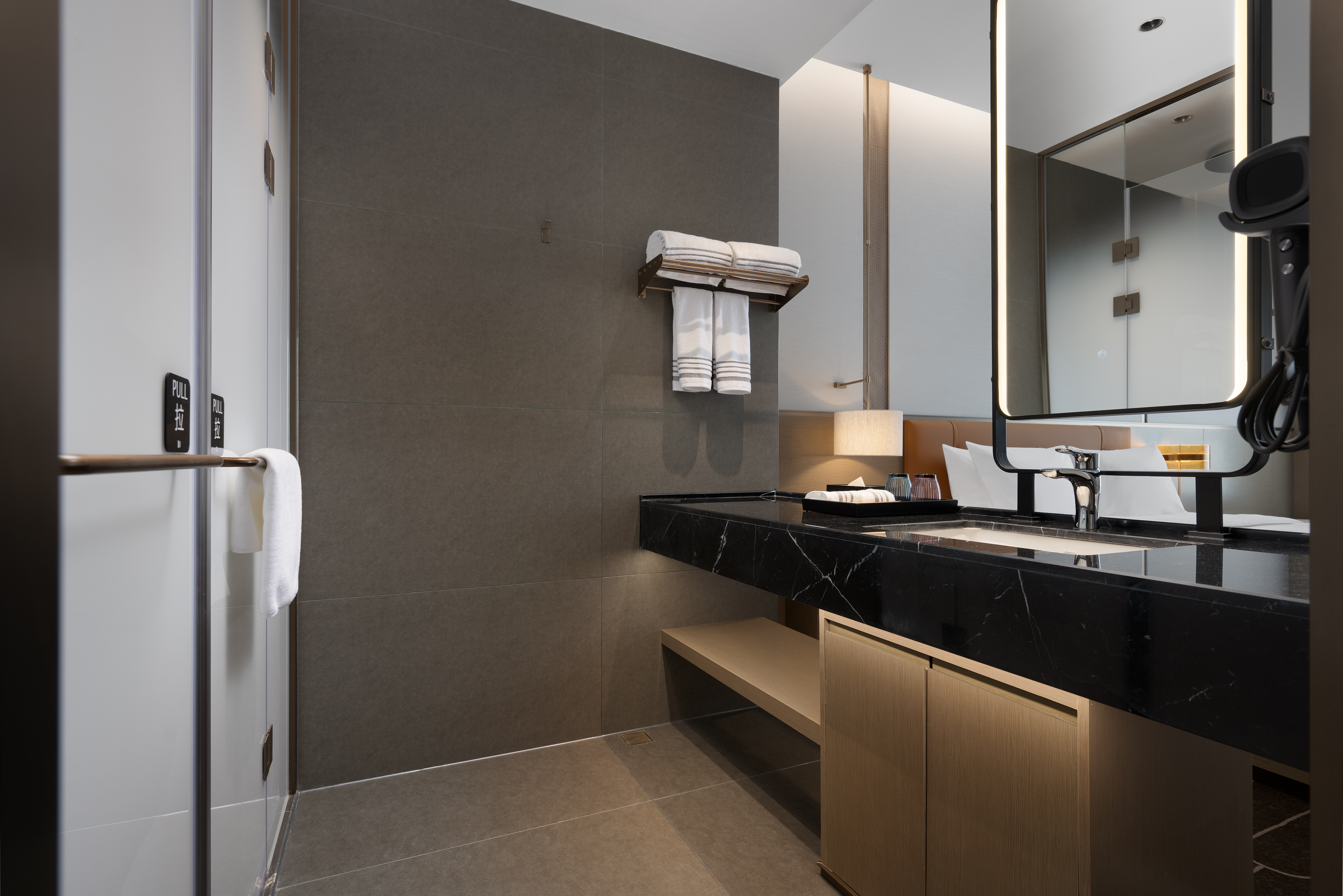 豪华大床房（智能马桶+负离子吹风机+斯林百兰床垫）