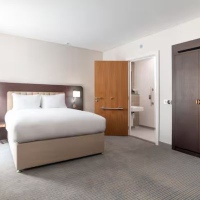 Queen Accessible Double Bed - Newly Refurbished and Sound Proofed - Work Area/55 Inc Lcd TV/Satellite TV/Safe - Hilton London Gatwick Airport Promo Code