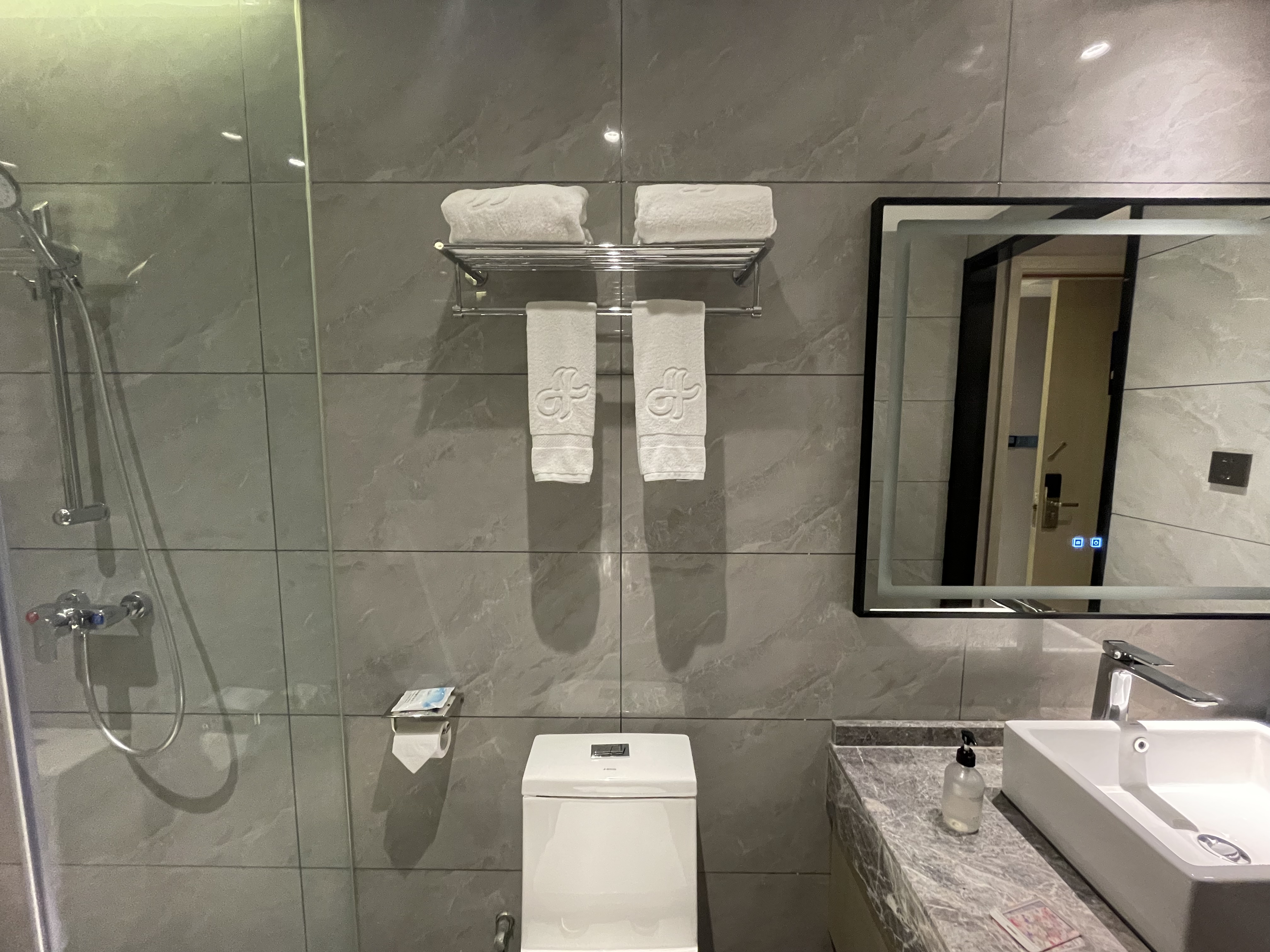 雅致大床房（乳胶床垫+智能窗帘）