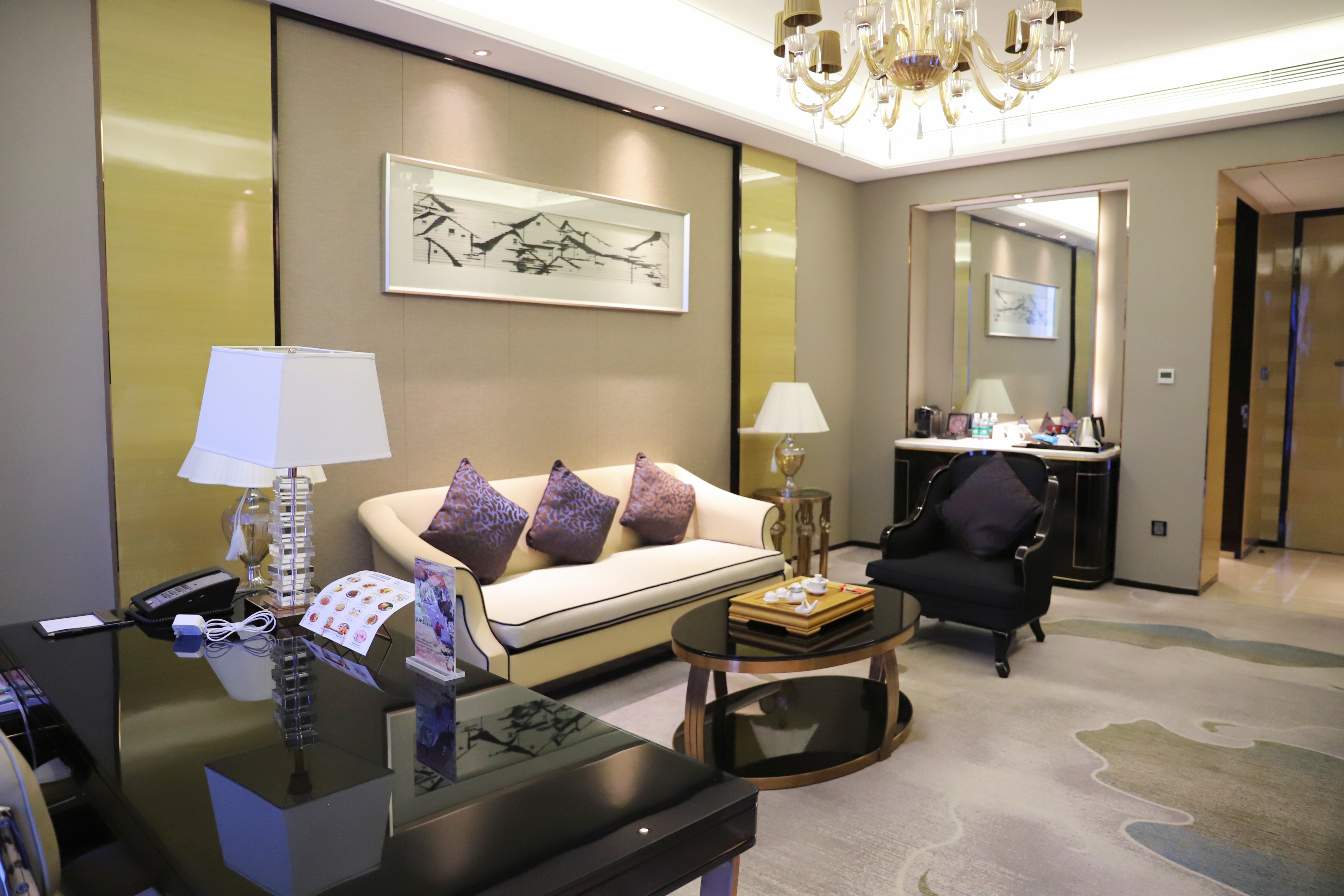 豪华套房+商务会客厅+斯林百兰床垫+休闲浴缸