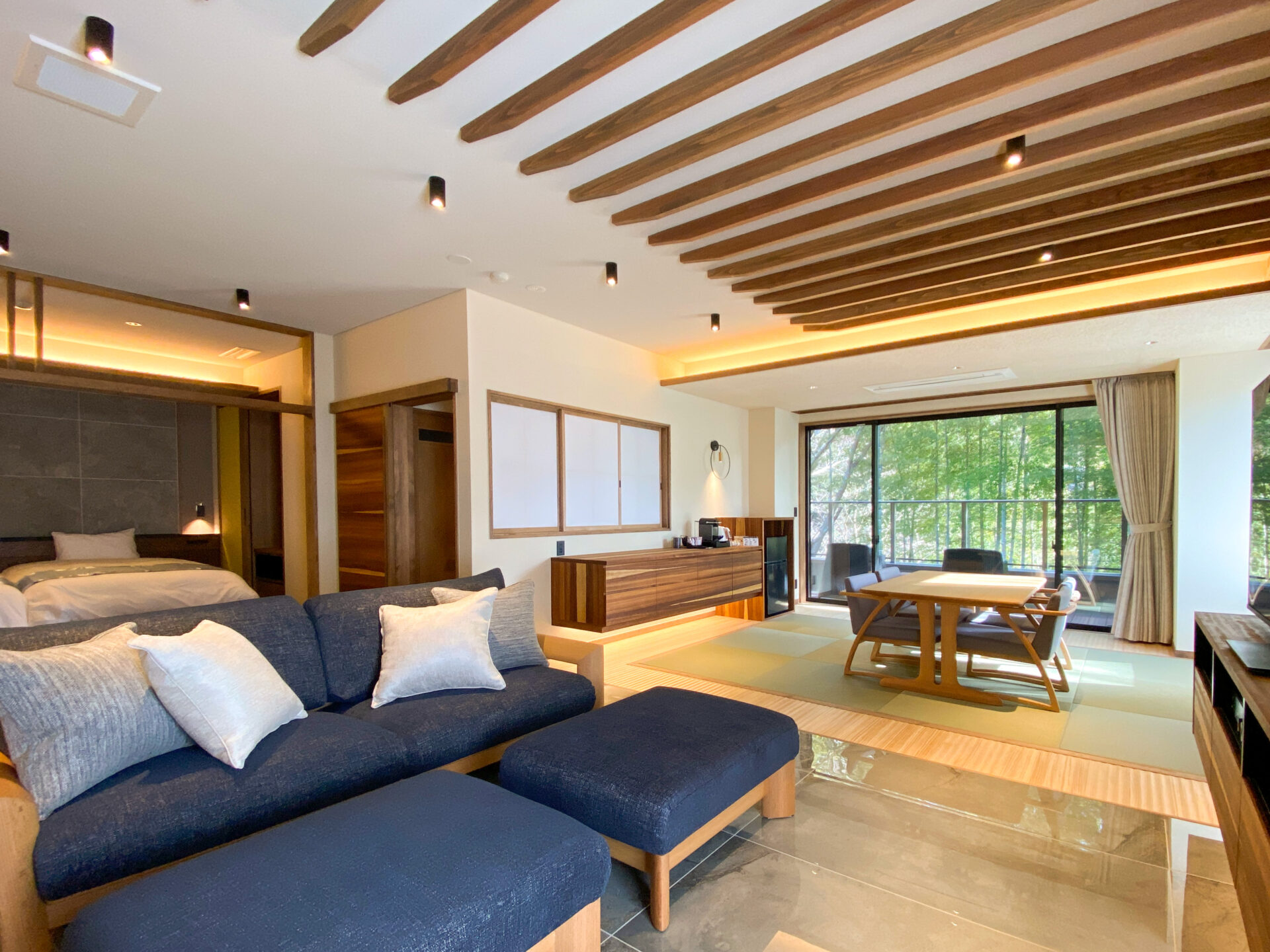 高级套房溪月河景房