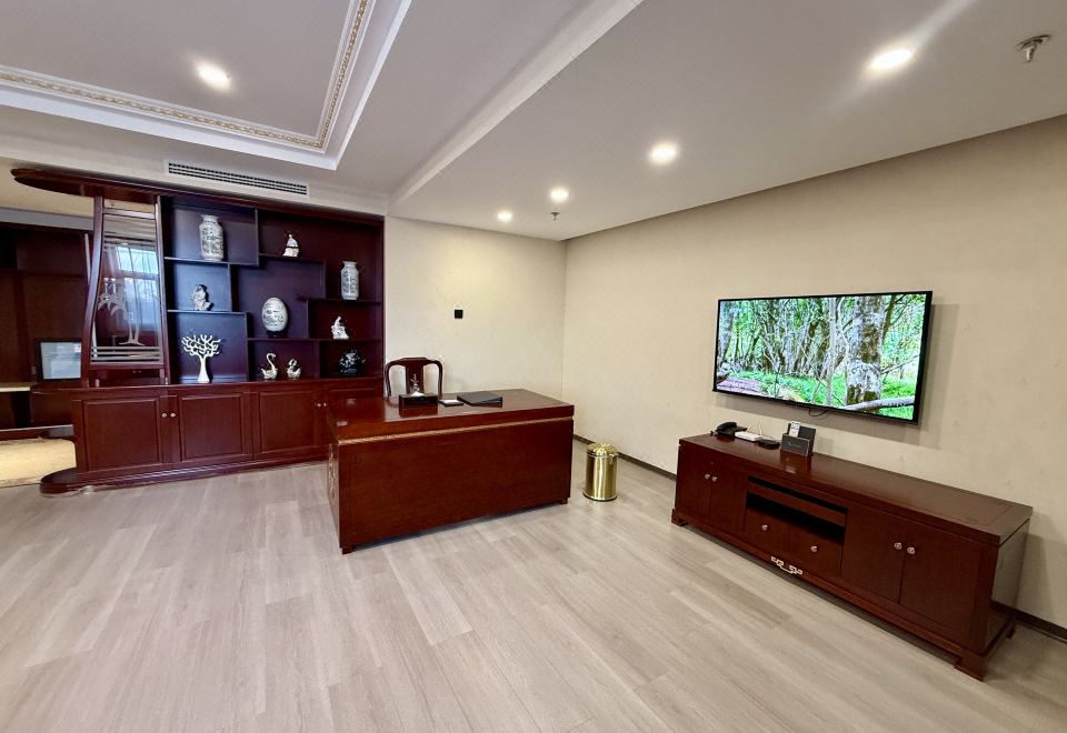 Duolun Grand HotelDeluxe Family Friendly Smart Suite (2 Bathrooms, Living Room)