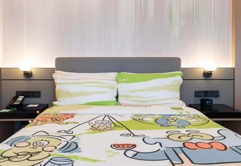 Holiday Inn Shanghai Nanjing Road1 King Bed Suite Kids Theme