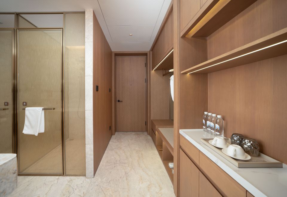 Business Queen Room