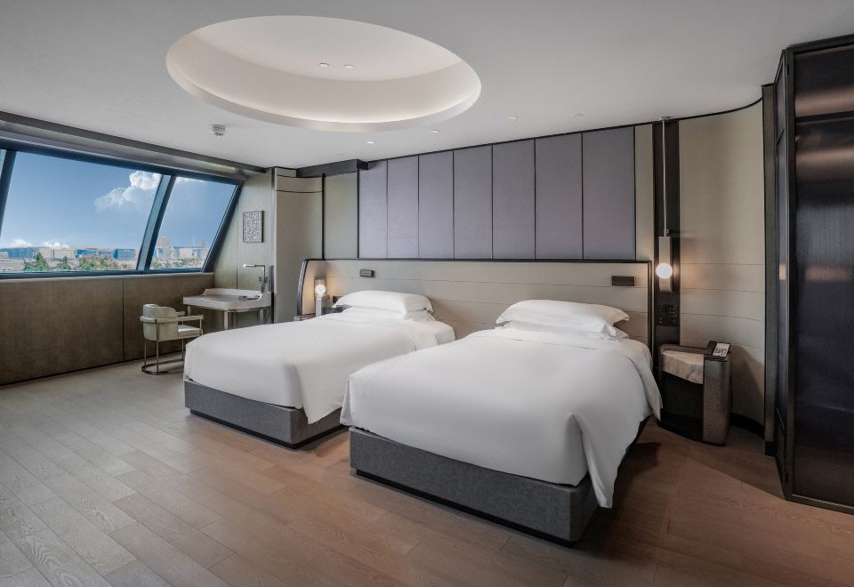 双卧湖景家庭套房