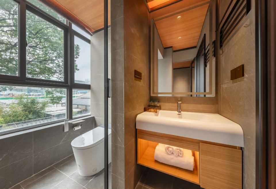 特色私汤家庭房（慕思助眠+智能马桶+小冰箱）