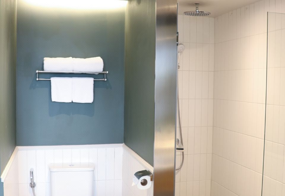 四分之一河景特大床房