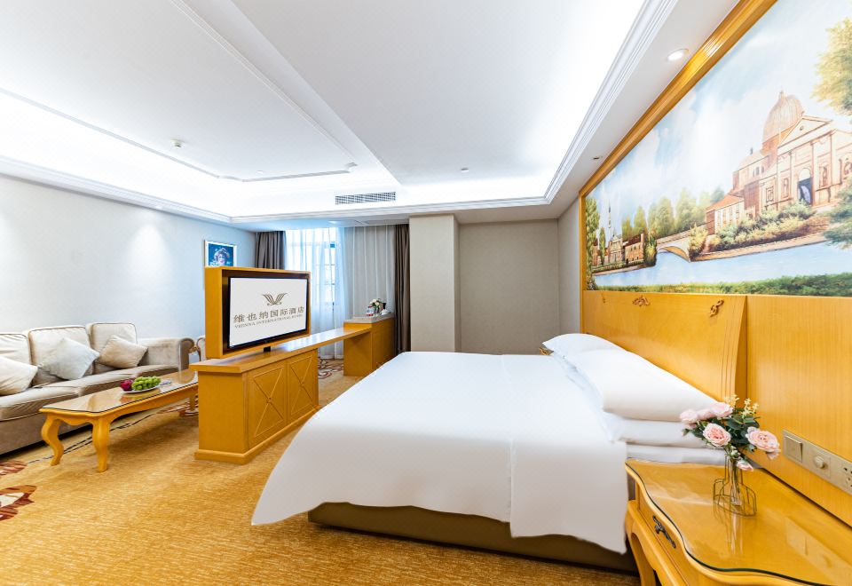 行政大床房（茶几+沙发+旋转电视柜）