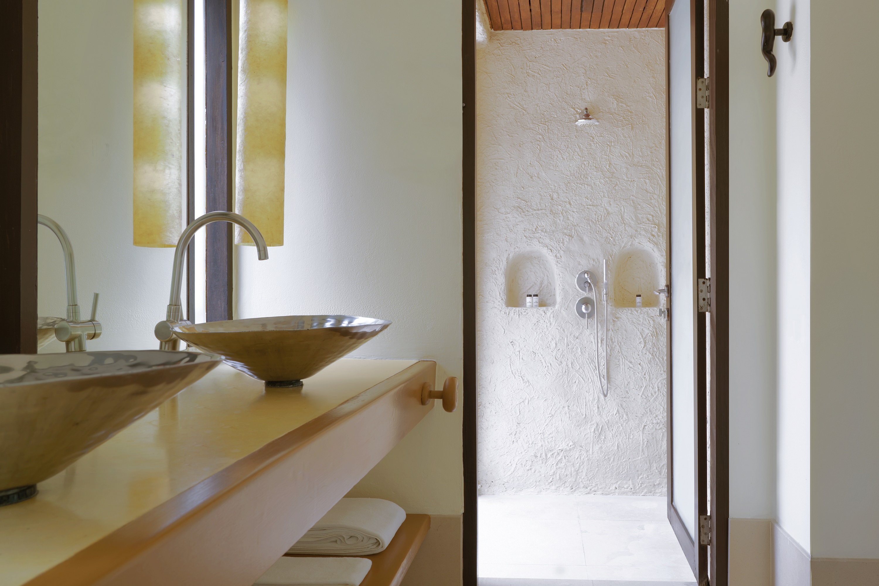 两卧室泳池别墅，更大型别墅，第一间卧室：1张特大床，第二间卧室：2张单床，梳化床