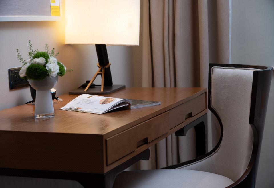 行政双床房「尽揽城市华灯+软沙发+办公书桌+舒适浴缸」