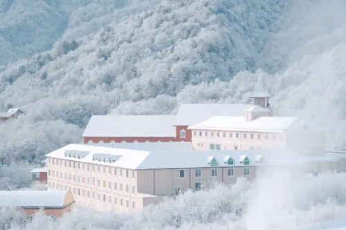 Xiling Snow Mountain Maple Leaf Hotel