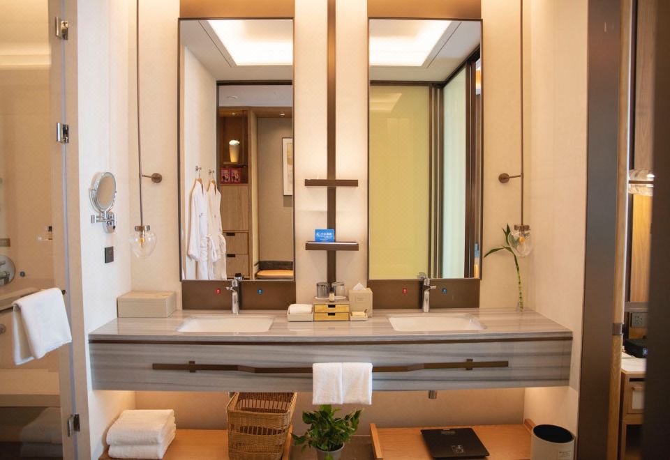 Wyndham Grand Plaza Fuzhou XiangaishanXiao Xiong Ni Ao Family Themed Double Bed Room