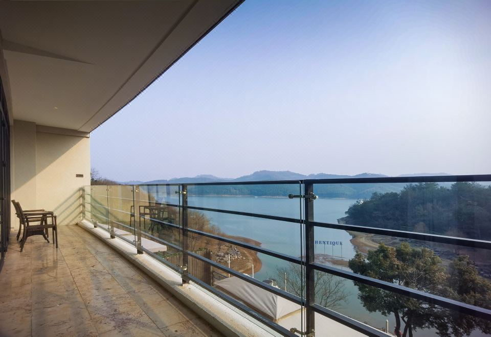 豪华湖景家庭房