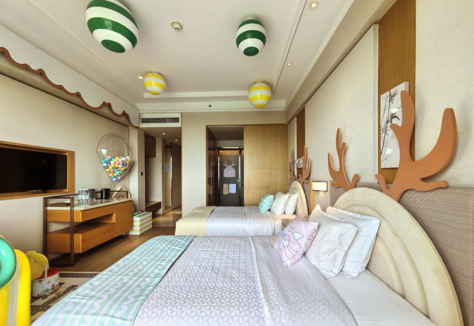 糖果飞屋主题双床房（俏皮鱼嘴+童年木马+绘本）