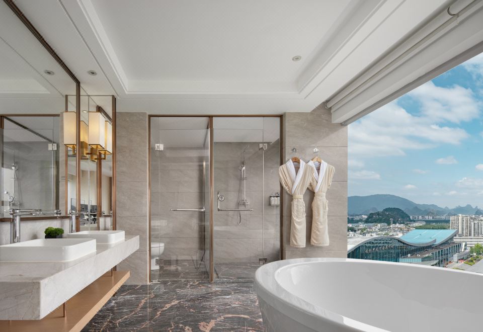 240°壮美风光套房丨会客厅+全景落地窗+观山水景观浴缸