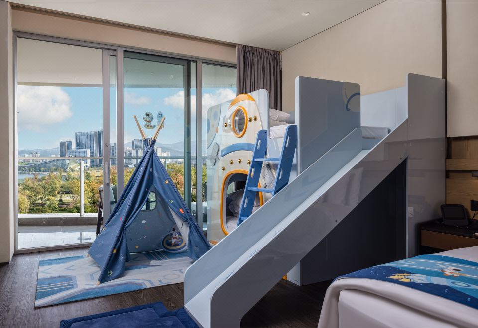 航天主题客房，1张大床及1张上下床