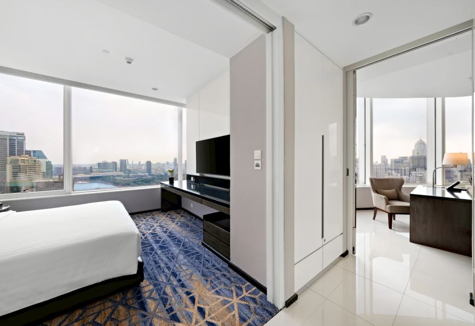 Grande Centre Point Hotel Terminal 21Grand Suite Quad (1 King Bed + 2 Rollaway Bed)