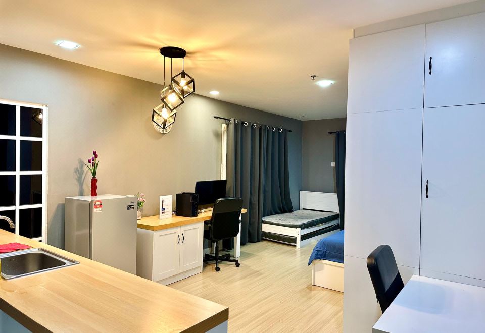 一室房，一张特大床, 享景观房（Champs Elysees King Studio + Sunset Corner View）