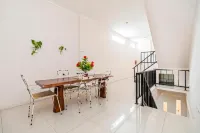 RedDoorz @ Fella Homestay Glugur Medan Hotéis em 