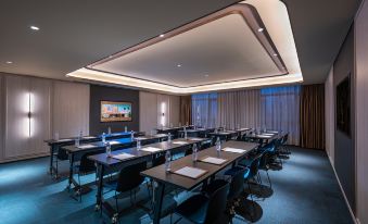 The conference offers a spacious room equipped with tables and chairs, suitable for business meetings or social gatherings at Crystal Orange Hotel（Shanghai Hongqiao Gubei Road）