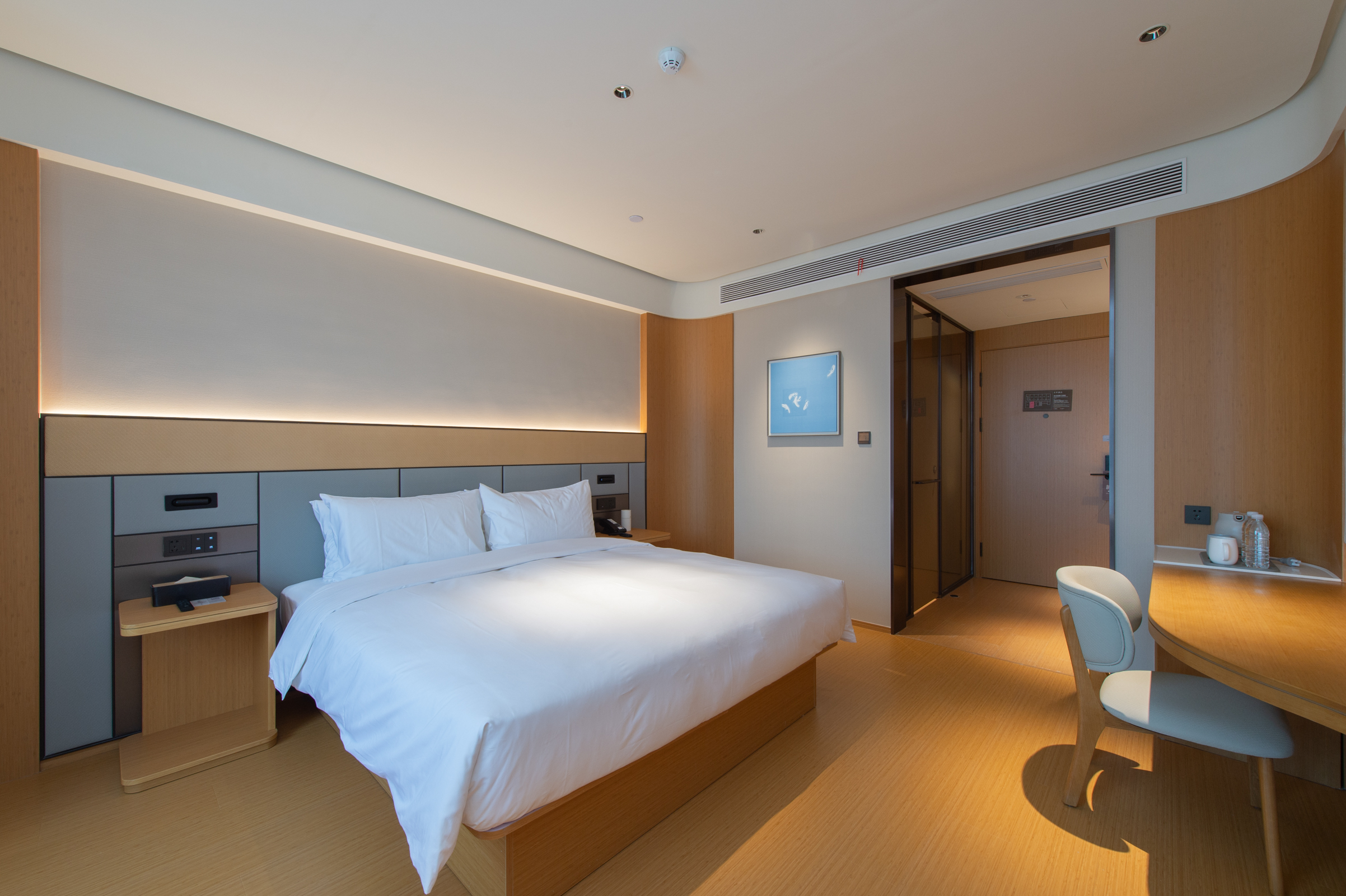 商务大床房（65寸投屏电视+小冰箱+落地窗+恒温马桶）