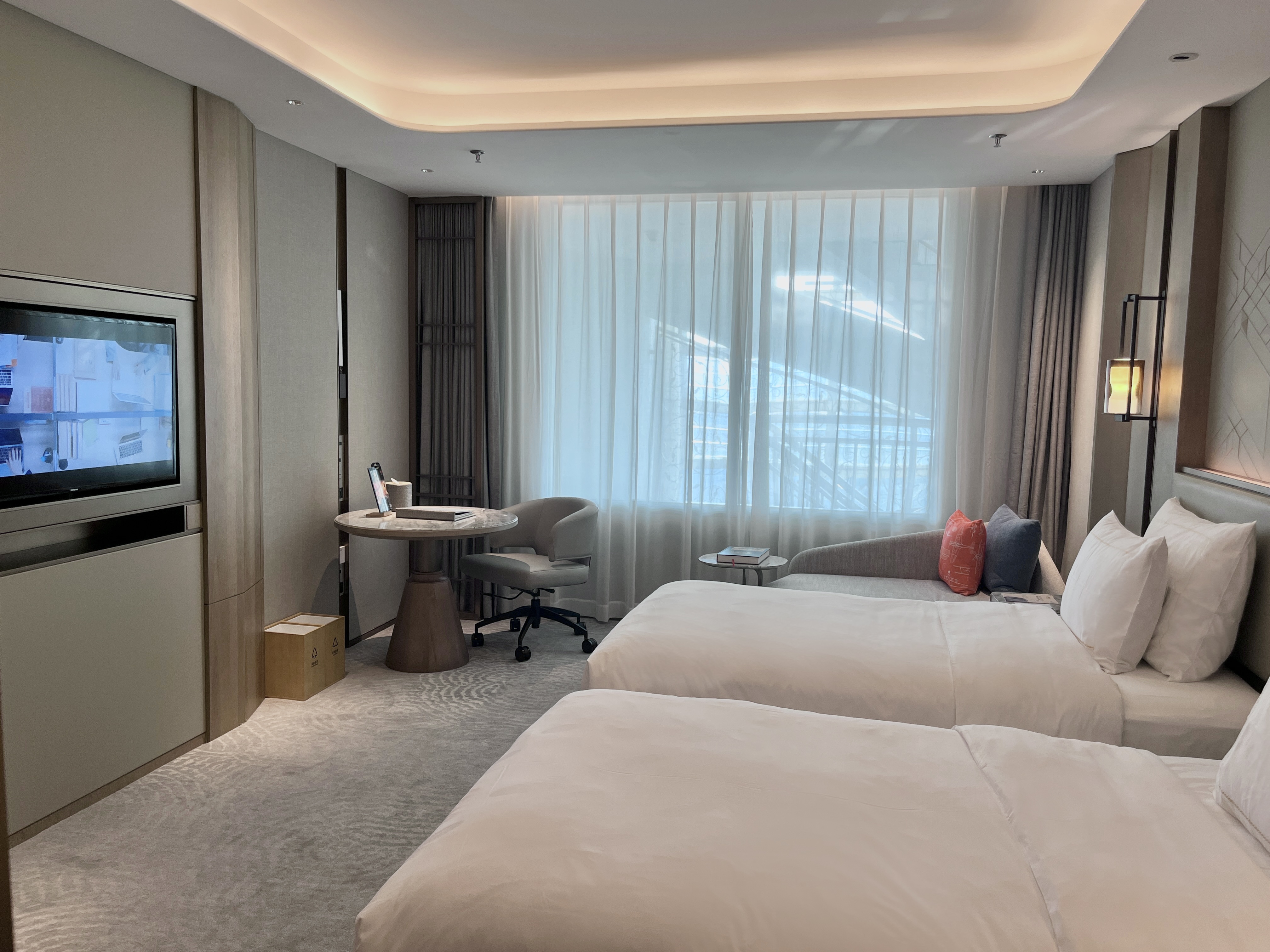 雅致双床房（封闭窗户位于过道）