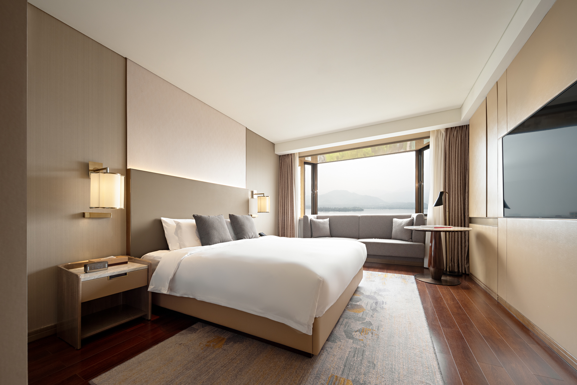 180°全湖景行政大床房