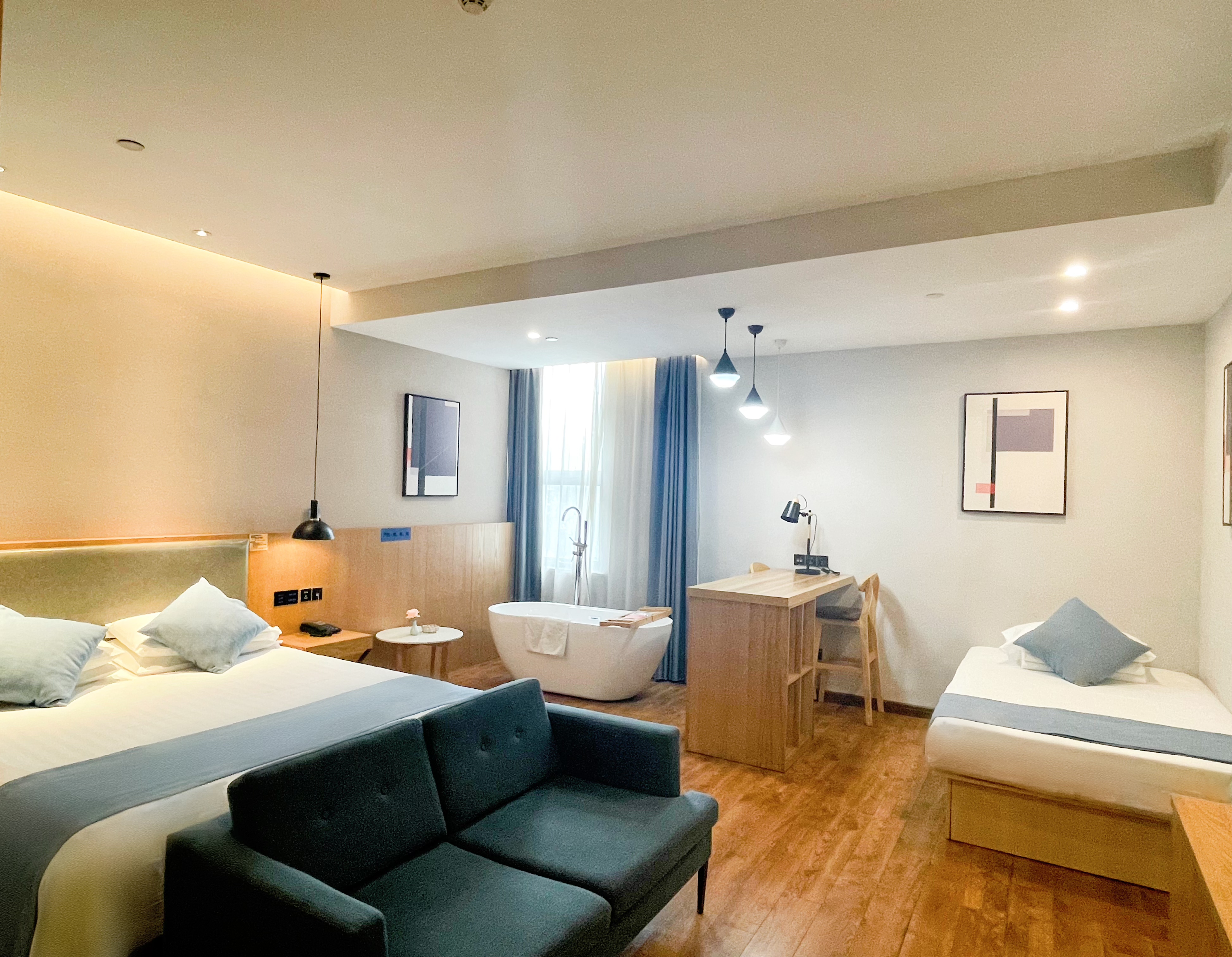 精选亲子房（静享时光+投屏电视+阿道夫洗护套装）