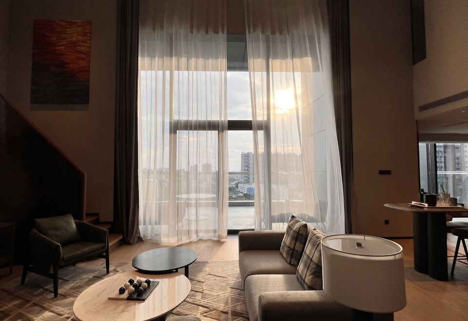 复式套房（尊享超大浴缸+城景大阳台+戴森吹风机）