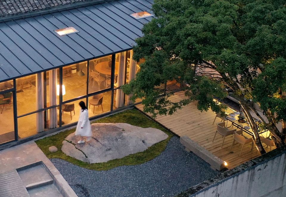 Suite - 3-Room, Mountain-View (2 Living Rooms)