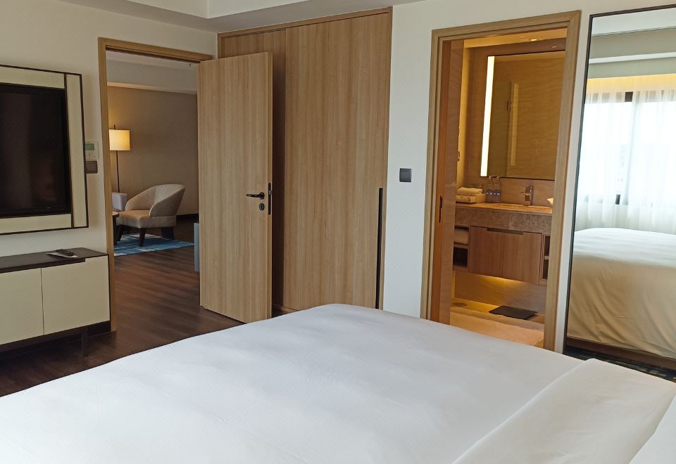 Marriott Executive Apartments Bangkok, Sukhumvit 50One-Bedroom King Suite With Balcony And City View