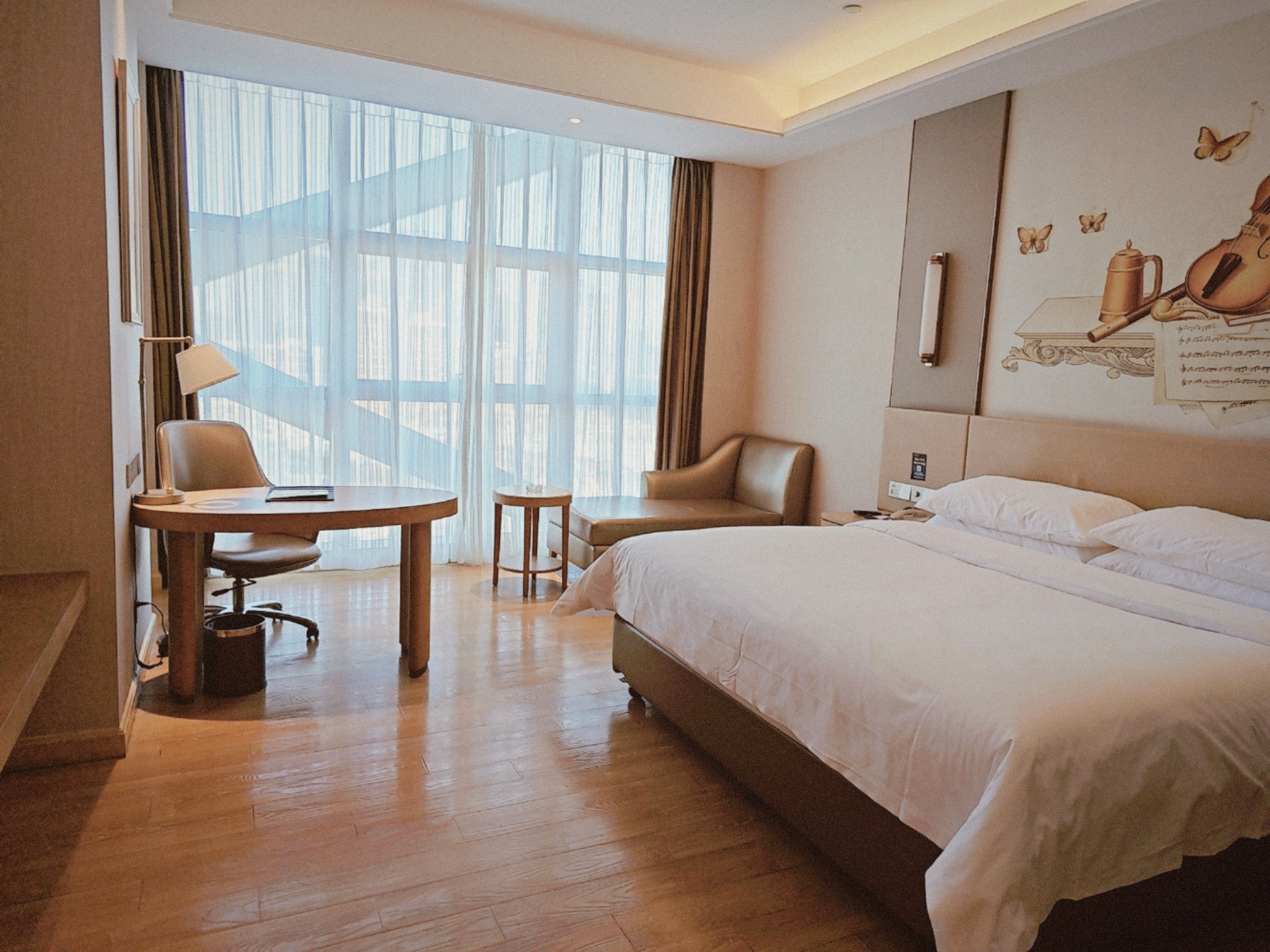 Vienna International Hotel (Suzhou Railway Station North Square)行政大床房[一线城市景观+采光通透]