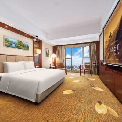 『雲端情侶觀影』大床房【高空璀璨夜景+愛奇藝會員】 東莞滙麗華酒店優惠