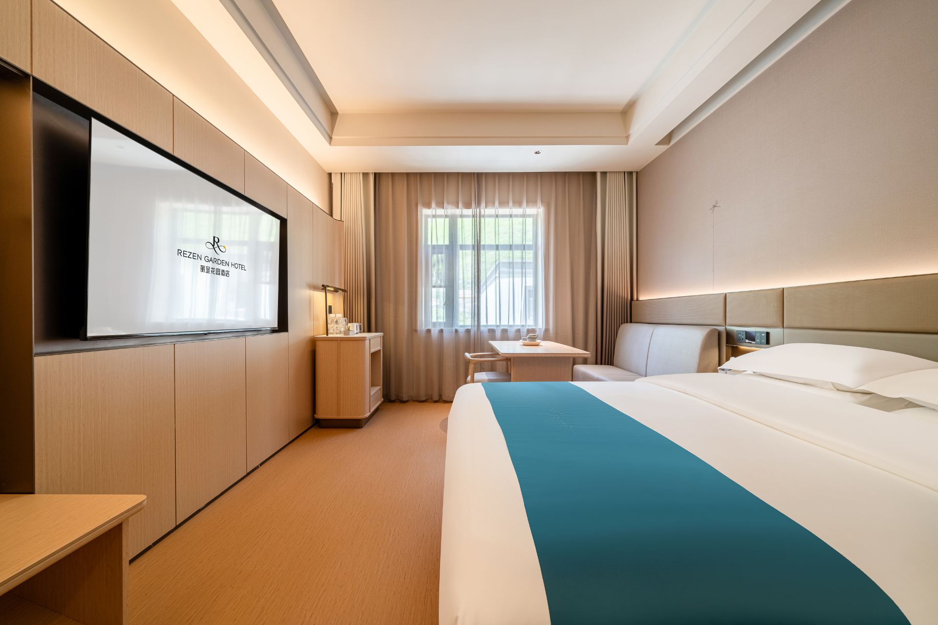 Intelligent Comfortable King-Size Bed Room