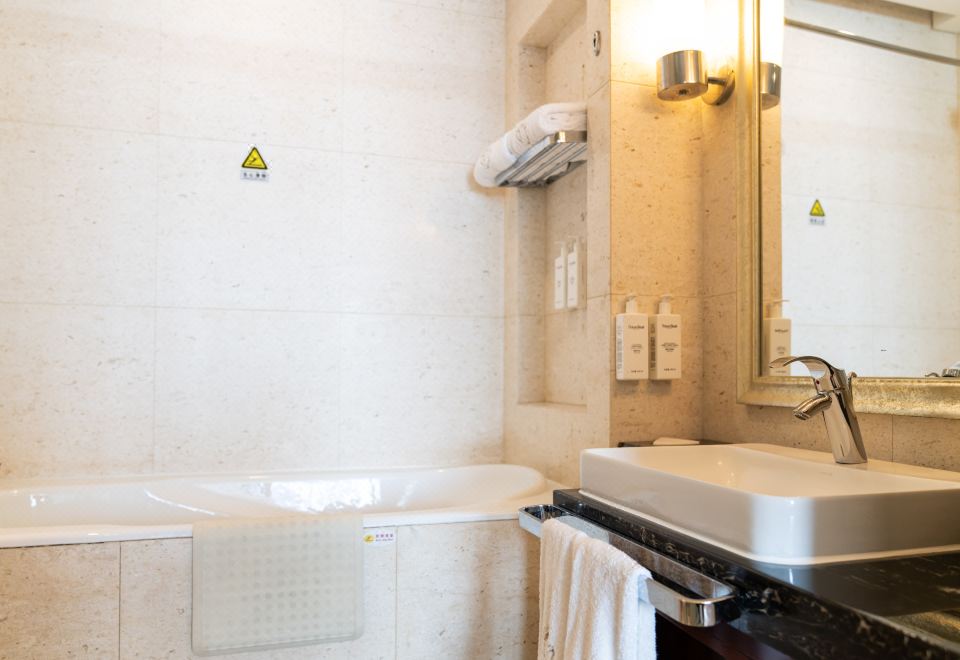 Beijing Xinjiang PlazaCozy Zero Pressure Double Bed Room (Mlily Mattress + Pillow)