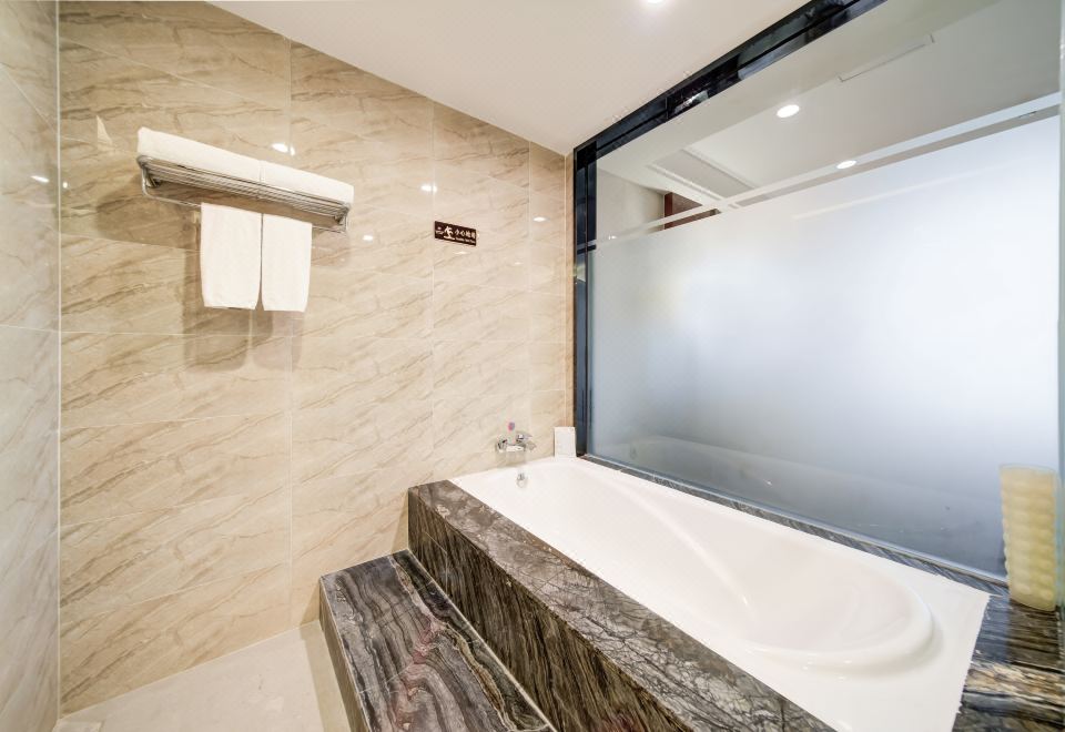 豪华套房（浴缸+小冰箱）