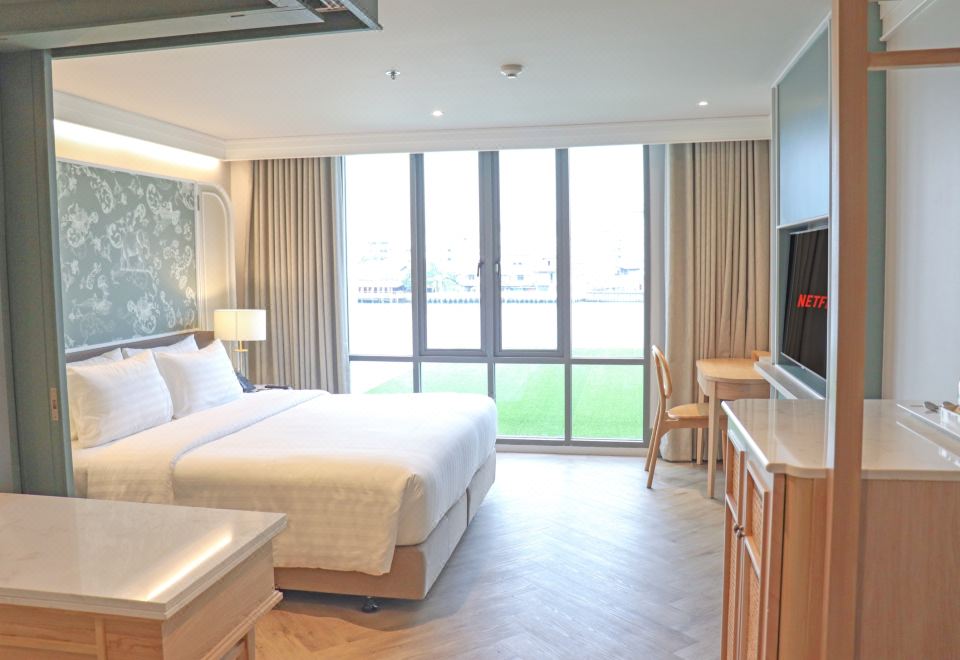 四分之一河景特大床房