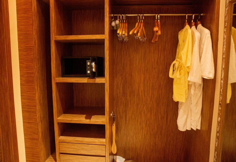 Regal Palace Hot Spring Hotel GuangzhouMountain-View Hot Spring Double Bed Room With Private Tub, Certified Spring Water, Balcony, Private Bathtub