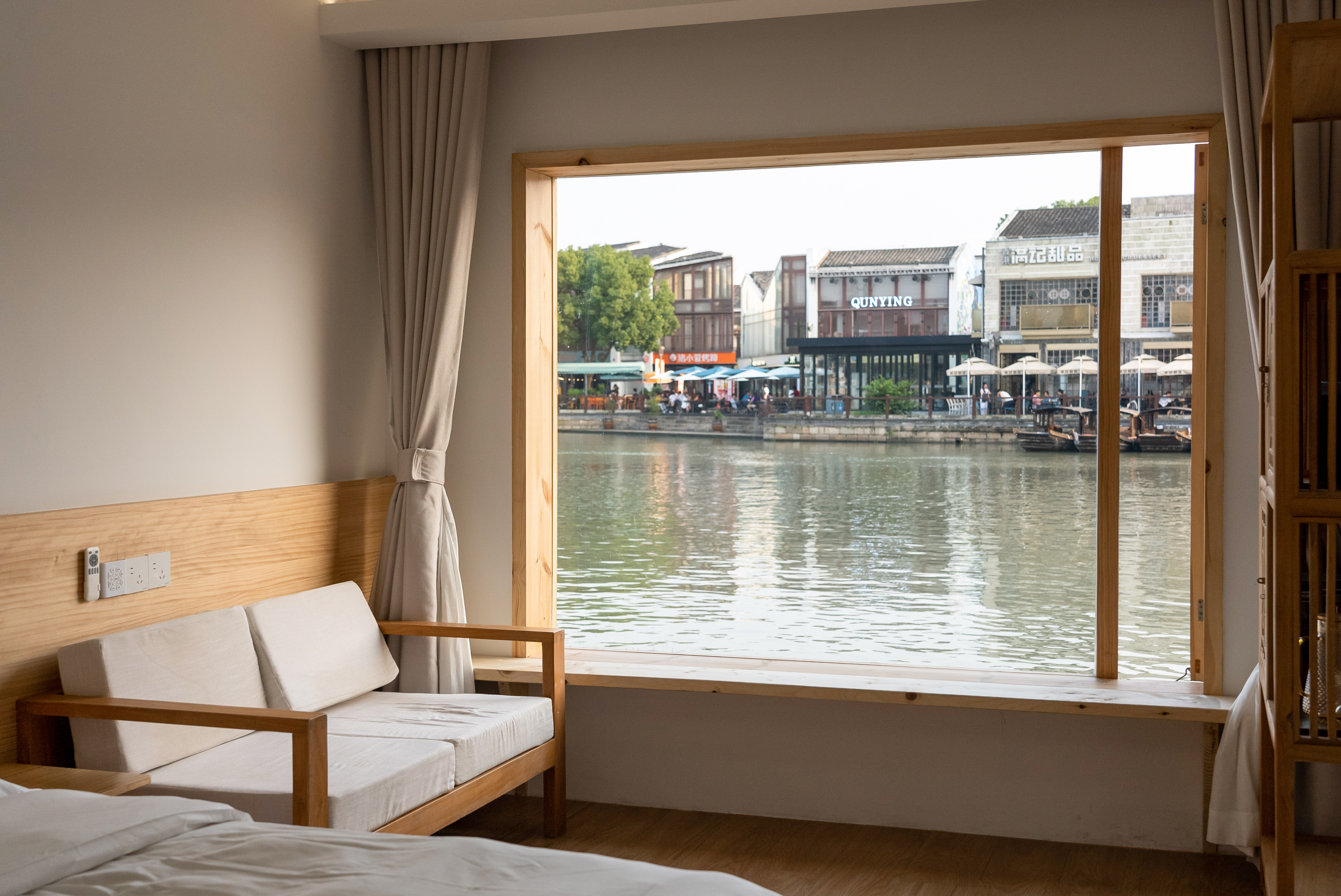 东井·家庭房丨小冰箱+临河茶台+古桥河景