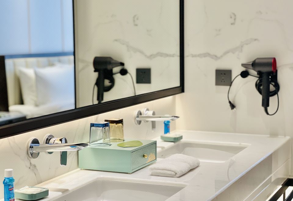 至尊景观套房（超大会客厅+胶囊Coffee机+戴森吹风机+主客双衞浴）