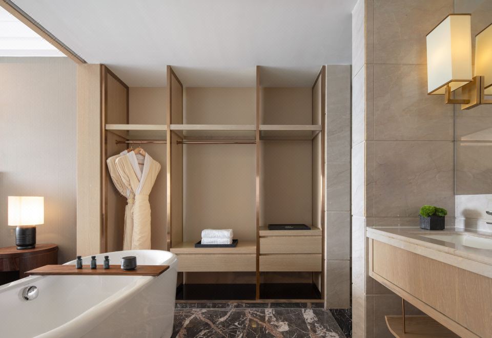 行政景观大床房丨落地窗赏喀斯特千峯+大浴缸+甜梦之床