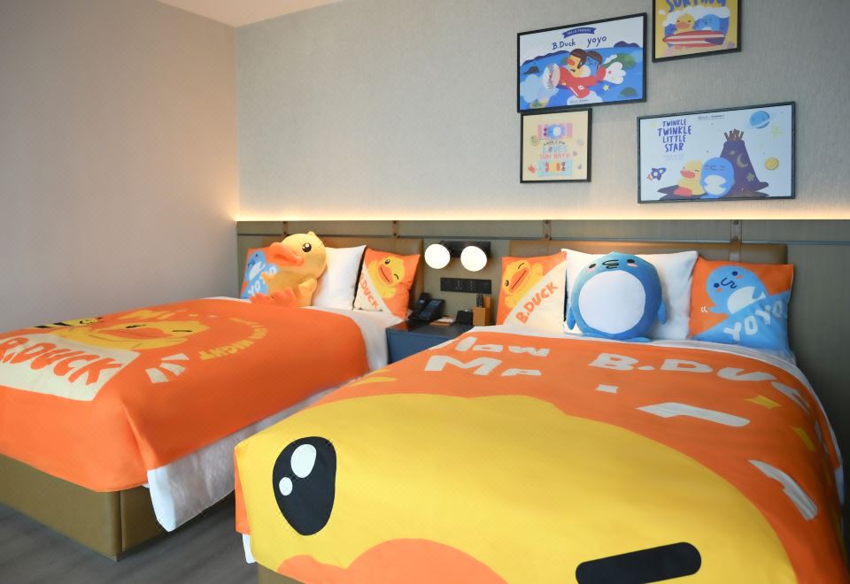 小黄鸭主题亲子房（全景落地窗＋舒达舒睡床品）