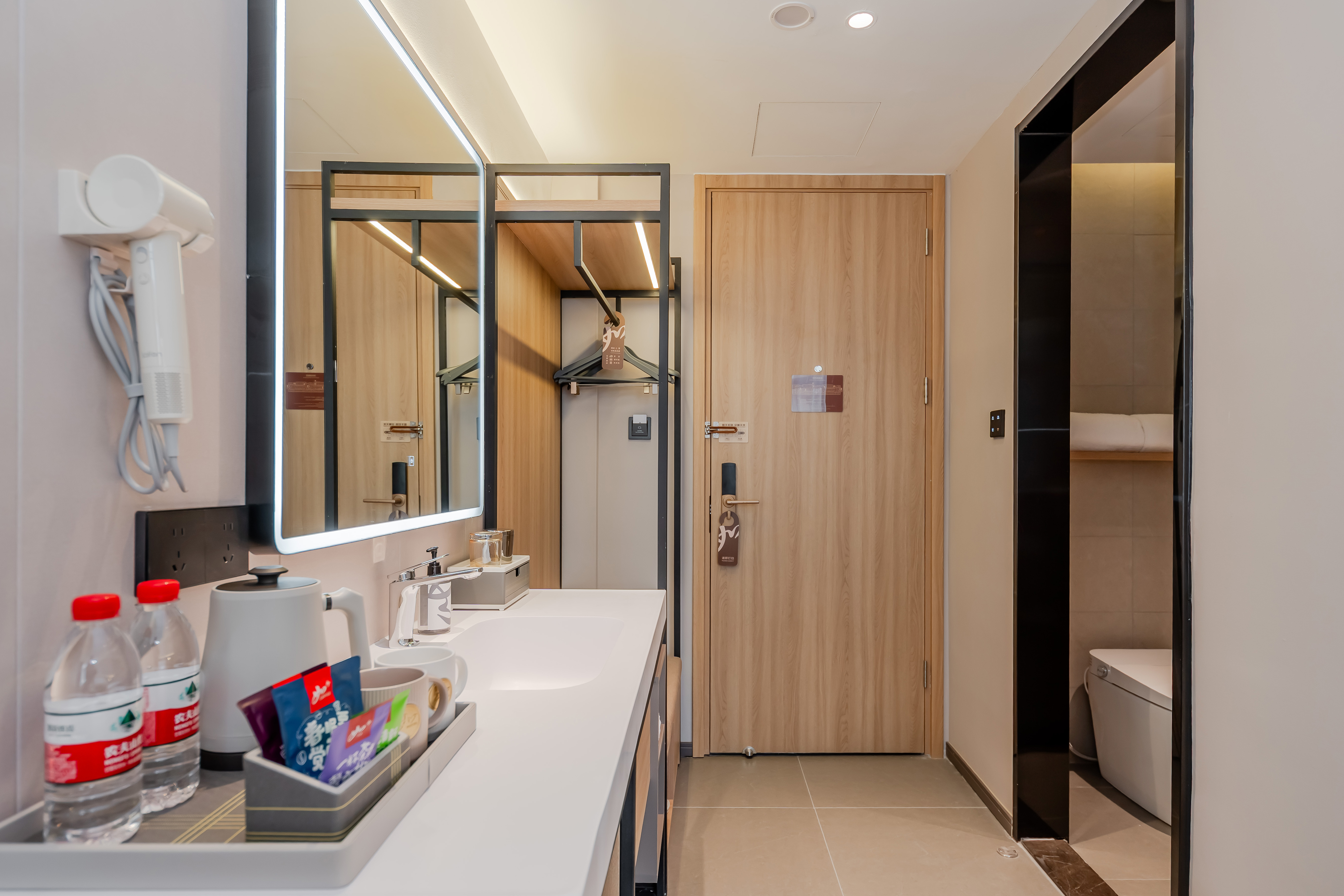 高级大床房（智能客控+手机投屏+徕芬吹风机）